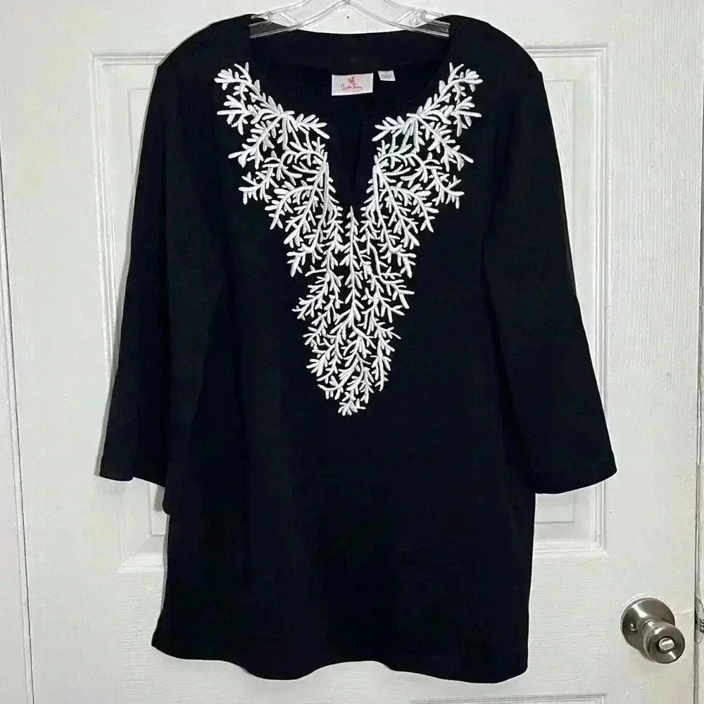 QUACKER FACTORY Black and white embroidered vine split neck top | size Large